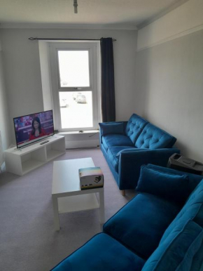 Conveniently located, newly refurbished flat (sleeps 4)